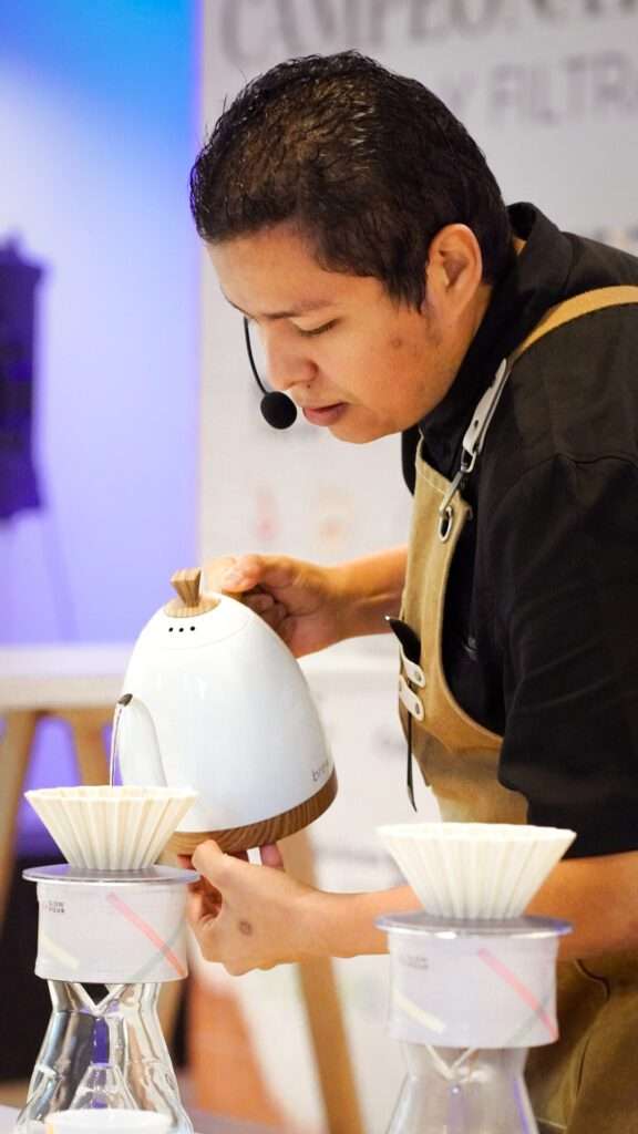 Ytzvan Mastino en la semifinal del Panama Brewers Cup 2025 representando a Pulpa Coffee con café Geisha de Don Pachi Estate.